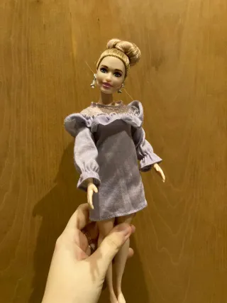 Barbie con vestito viola e orecchini