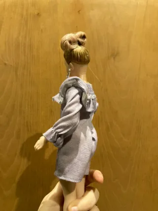 Barbie con vestito viola e orecchini