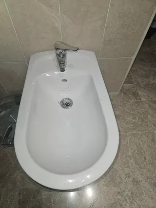 Bidé con grifo