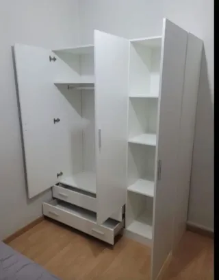 Armario blanco de madera