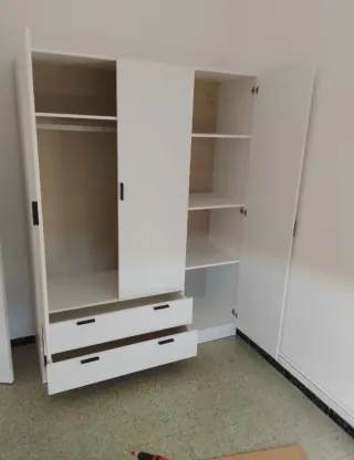 Armario blanco de madera