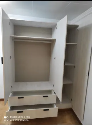 Armario blanco de madera