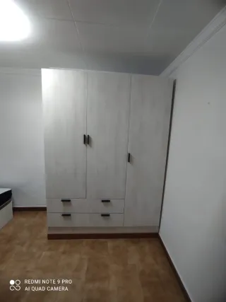 Armario blanco de madera