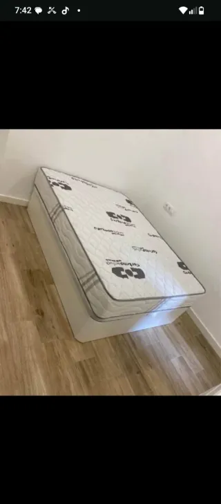 Armario blanco de madera