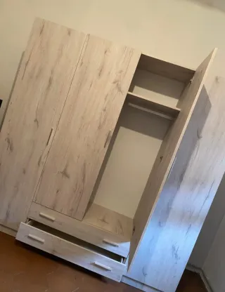 Armario blanco de madera