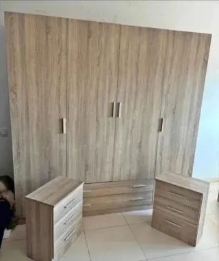 Armario blanco de madera