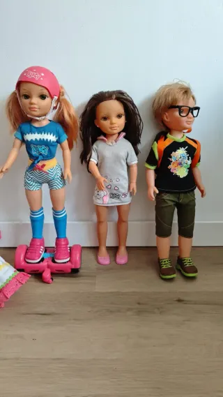 Nancy con patinete y 2 amigos