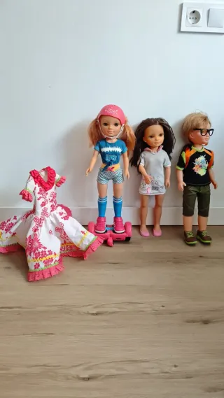 Nancy con patinete y 2 amigos