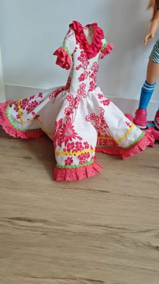 Nancy con patinete y 2 amigos