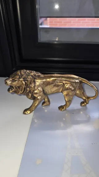 León de bronce decorativo