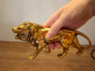 León de bronce decorativo