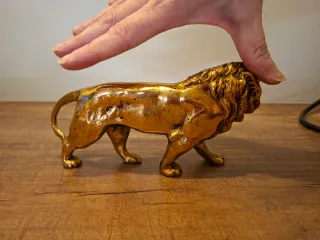 León de bronce decorativo