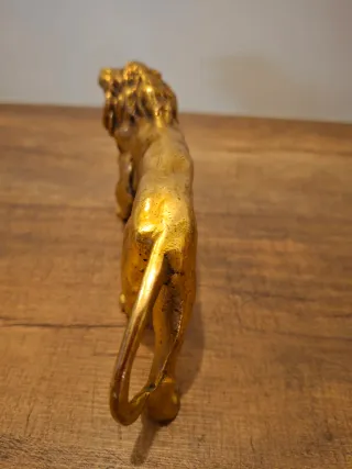 León de bronce decorativo