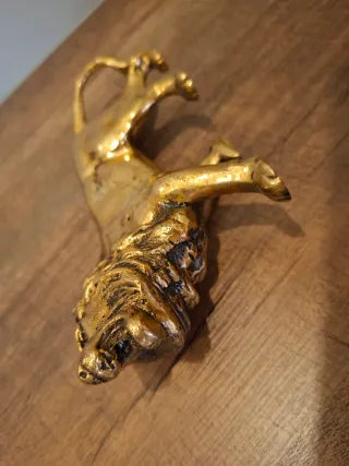 León de bronce decorativo