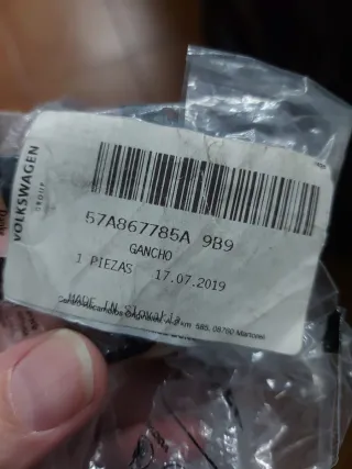 Gancho portaobjetos maletero coche