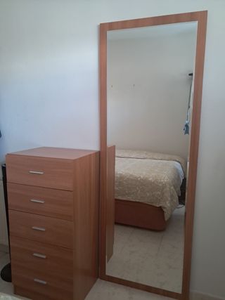 Cómoda y espejo de habitación