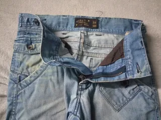 Pantalones vaqueros desgastados