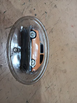 Coche naranja en blister