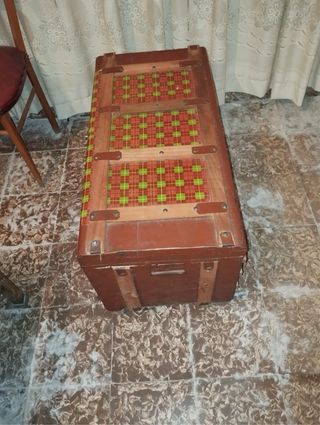 Cofre antiguo de madera y metal