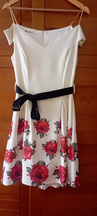 Vestido fiesta rosas rojas y cinturón negro