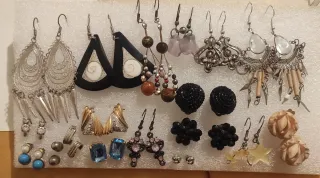 Lote 18 pares de PENDIENTES VARIADOS