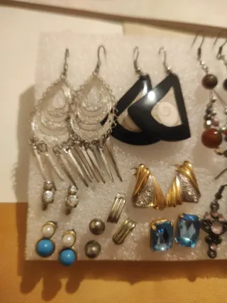 Lote 18 pares de PENDIENTES VARIADOS