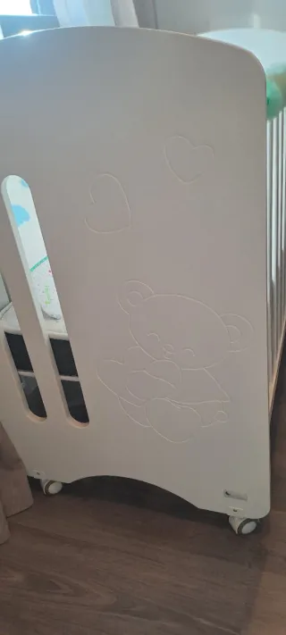 Cuna de bebé blanca con ositos