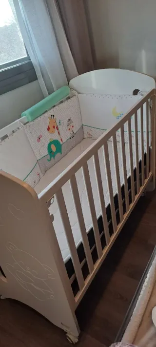 Cuna de bebé blanca con ositos