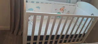 Cuna de bebé blanca con ositos