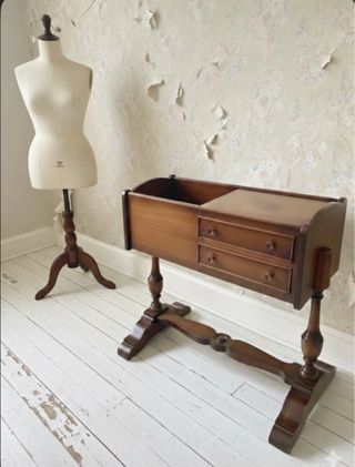 Mesa de labores ~ Costurero de pie ingles