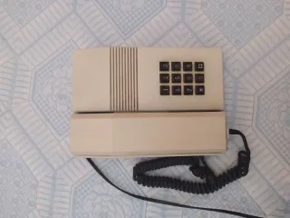 Teléfono antiguo beige con teclado