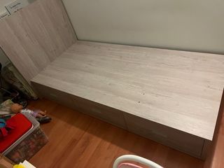 Cama individual madera clara con cajones