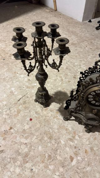 Reloj y candelabros de metal