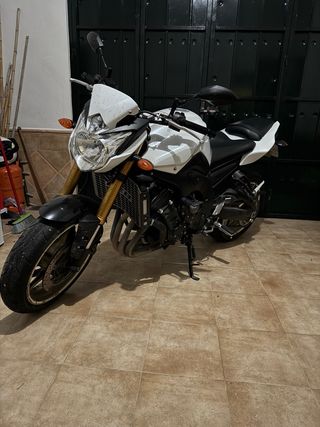 Yamaha FZ8 Naked Blanca y Negra