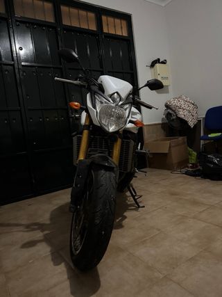 Yamaha FZ8 Naked Blanca y Negra