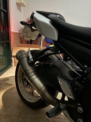 Yamaha FZ8 Naked Blanca y Negra