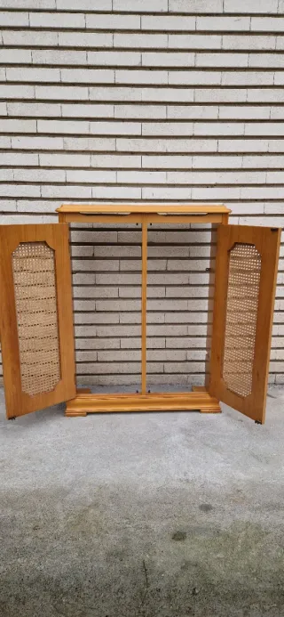 Cubre radiador madera aglomerada, ratán y mármol