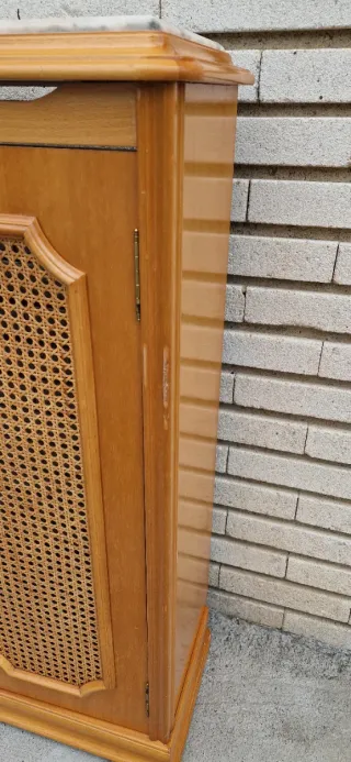 Cubre radiador madera aglomerada, ratán y mármol