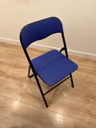Silla azul plegable oficina