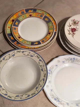 Lote de platos y tazas de cerámica