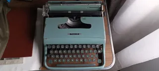 Máquina de escribir Olivetti Pluma 22
