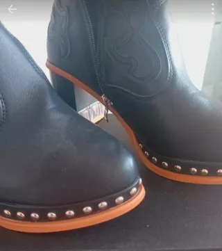 Botín negro tachuelas sin estrenar