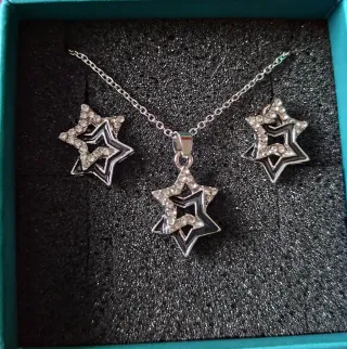 Conjunto de collar y pendientes de estrella