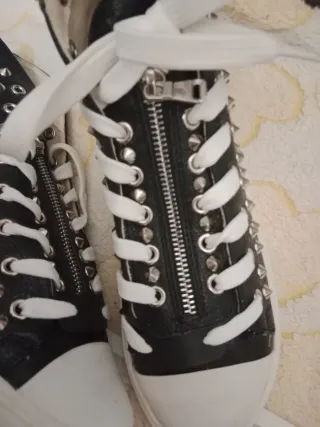 Botines negros con tachuelas talla 39