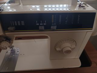 Máquina de Costura Singer Samba 3 com Móvel