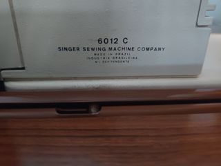 Máquina de Costura Singer Samba 3 com Móvel