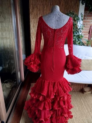 Traje de flamenca rosa con encaje