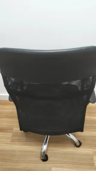 Silla ergonómica de oficina negra con ruedas
