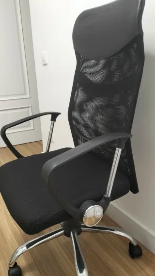Silla ergonómica de oficina negra con ruedas