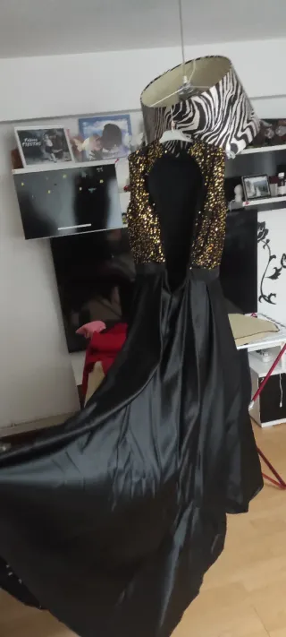 Vestido de fiesta o boda negro y dorado